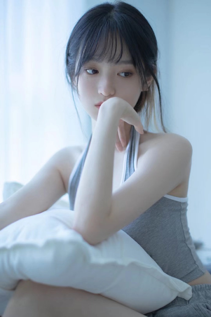 他是谁 封面
